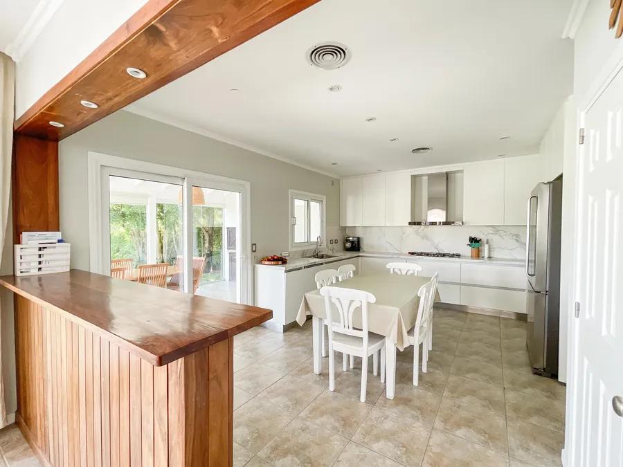 Venta Casa Los Castores, Gran Lote, Sobre El Agua, 6 Dormitorios. Nordelta.